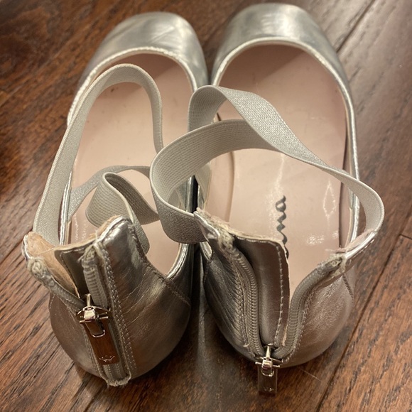 Nina Girl’s silver metallic dress shoes - Picture 2 of 3